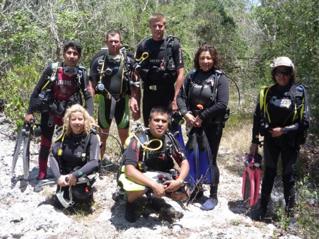 equipo de buceo en expedicion